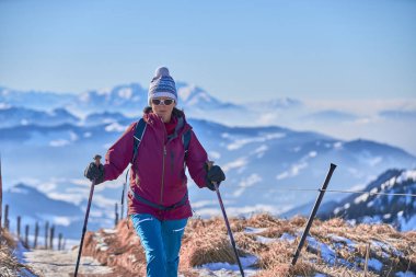   Üst kattaki Nagelfluh zincirinde kar ayakkabısı giyen hoş bir kadın Bregenz Wald dağlarının üzerinden İsviçre 'deki Saentis Dağı' na, Bavyera Alpleri 'ne, Almanya' ya harika bir manzarası var.                            