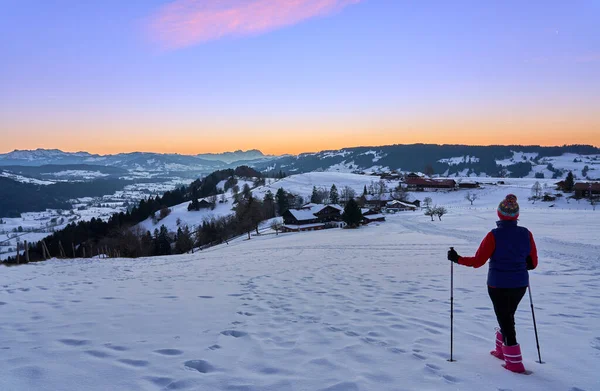 Senior Vrouw Sneeuwwandelen Bij Zonsondergang Het Bregenzer Wald Gebied Van — Stockfoto
