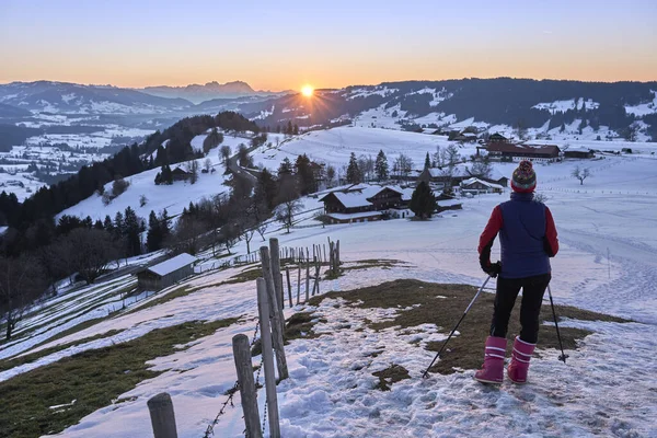 Senior Vrouw Sneeuwwandelen Bij Zonsondergang Het Bregenzer Wald Gebied Van — Stockfoto