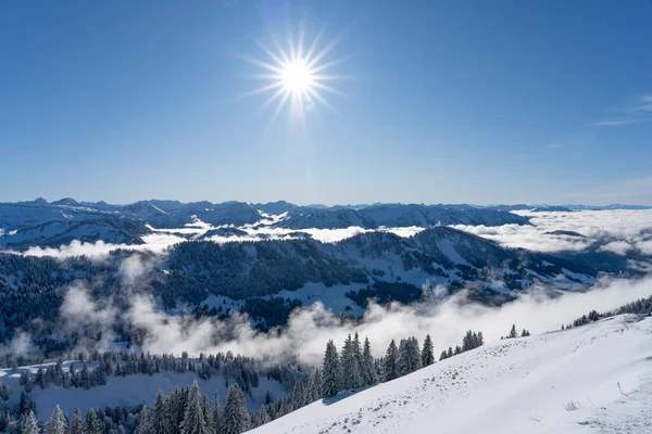 Allgaeu Dağları 'ndaki kış manzarası, Hochgrat zirvesinden Bregenz Wald dağlarına, Vorarlberg, Avusturya manzara fotoğrafçılığına kadar.