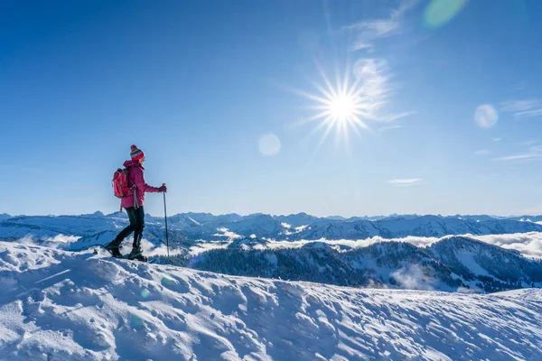 Mooie Senior Vrouw Sneeuwschoenwandelen Nagelfluh Keten Boven Een Zee Van — Stockfoto