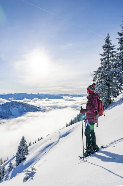 Mooie Senior Vrouw Sneeuwschoenwandelen Nagelfluh Keten Boven Een Zee Van — Stockfoto