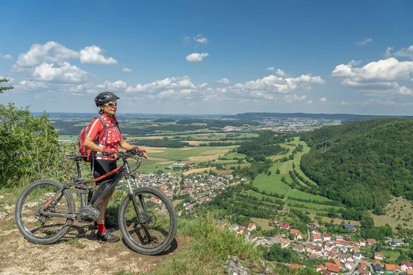 Mujer Bicicleta Montaña Eléctrica Por Debajo Del Sitio Construcción Para — Foto de Stock