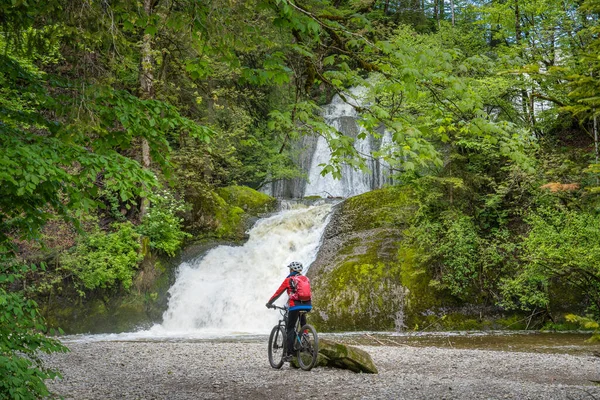 Nice Senior Woman Electric Mountain Bike Eibele Waterfal Oberstaufen Allgaeu — Fotografia de Stock