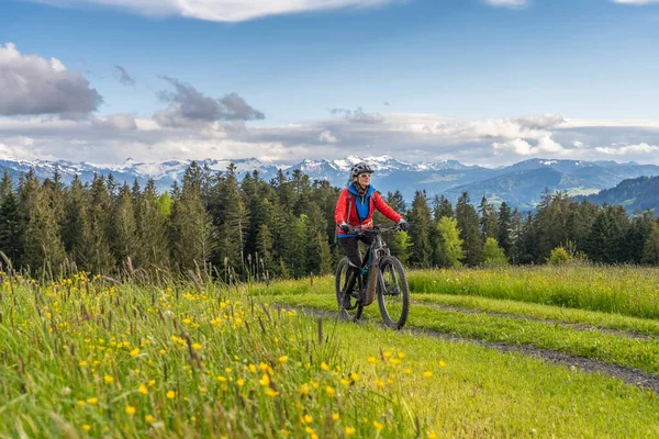 Vacker Medelålders Kvinna Rider Sin Elektriska Mountainbike Början Våren Allgau — Stockfoto