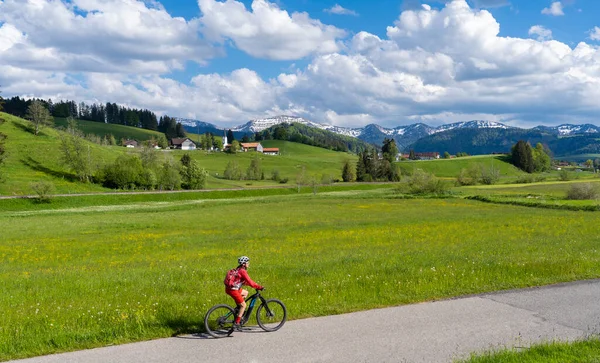Mujer Bastante Mediana Edad Montar Bicicleta Montaña Eléctrica Principios Primavera — Foto de Stock