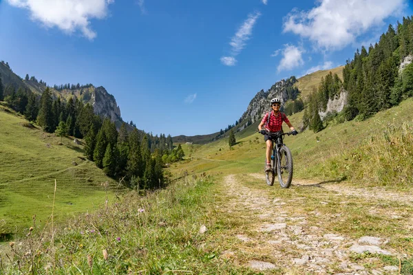 Nice Senior Woman Riding Her Electric Mountain Bike Schreiber Sattel — Stock Photo, Image