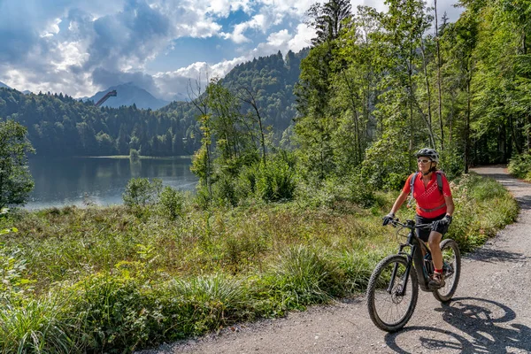 Freiberg Gölü Nün Yukarısında Elektrikli Dağ Bisikletine Binen Hoş Yaşlı — Stok fotoğraf