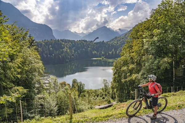 Mulher Sênior Agradável Montando Sua Bicicleta Montanha Elétrica Acima Lago — Fotografia de Stock