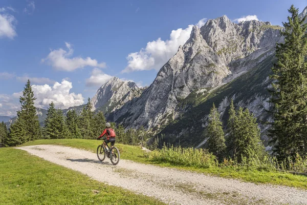 Beautiful Active Senior Woman Electric Mountainbike Spectacular Mountains Raintal Valley — Stock Photo, Image