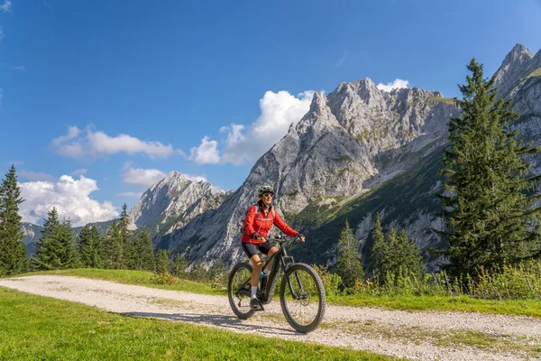 Vacker Aktiv Senior Kvinna Med Elektrisk Mountainbike Spektakulära Bergen Raintal — Stockfoto