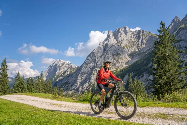 Schöne Aktive Seniorin Mit Elektro Mountainbike Spektakulären Raintal Einem Seitental — Stockfoto