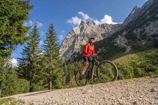 Bela Mulher Sênior Ativa Com Mountain Bike Elétrica Nas Montanhas — Fotografia de Stock