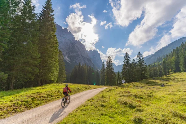 오스트리아 탈이라는 산맥에 산악자전거를 아름다운 — 스톡 사진
