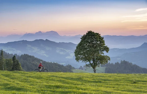 Actieve Vrouw Rijden Haar Elektrische Mountainbike Bij Zonsondergang Voorkant Van — Stockfoto