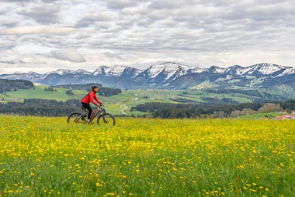 Senior Woman Mountainbiking Mountainbike Early Spring Allgaeu Area Part Bavarian — Stock Photo, Image