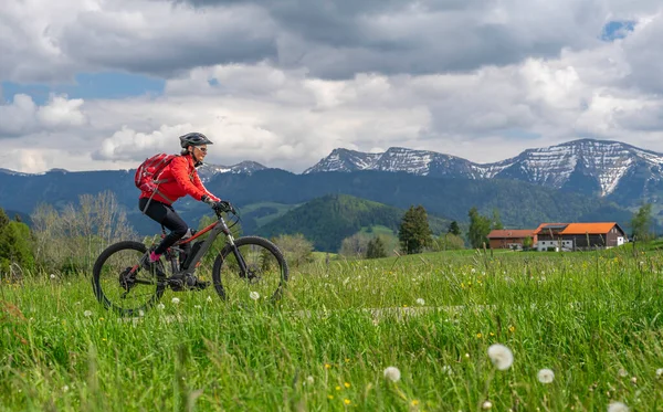 Szép Idős Lovaglás Elektromos Mountain Bike Kora Tavasszal Allgau Területen — Stock Fotó