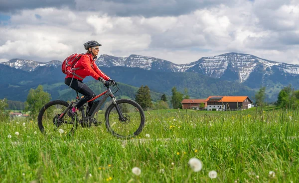 Agradable Mujer Mayor Montar Una Bicicleta Montaña Eléctrica Principios Primavera — Foto de Stock