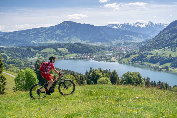 Seniorin Mit Ihrem Elektro Mountainbike Frühling Den Bergen Oberhalb Des — Stockfoto