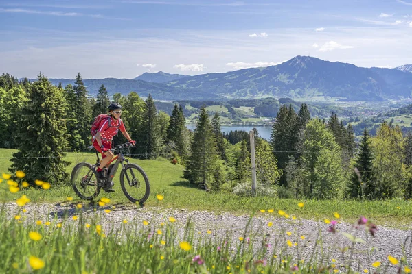 Seniorin Mit Ihrem Elektro Mountainbike Frühling Den Bergen Oberhalb Des — Stockfoto