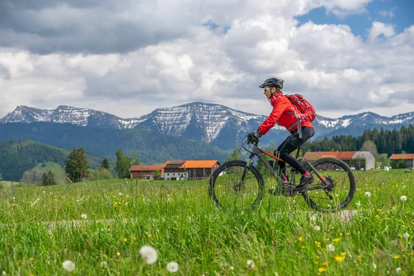 Mujer Mayor Montando Una Bicicleta Montaña Eléctrica Principios Primavera Zona — Foto de Stock