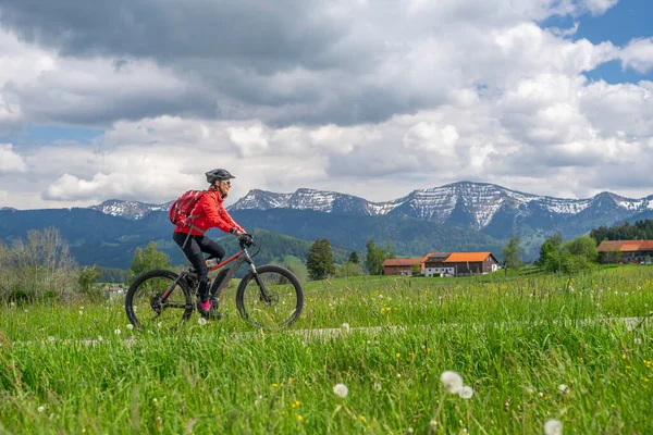 Mujer Mayor Montando Una Bicicleta Montaña Eléctrica Principios Primavera Zona — Foto de Stock