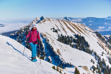          Bregenz Wald dağlarının, Hochgrat 'ın, Steibis' in, Bavyera Alpleri 'nin, Almanya' nın üzerindeki Nagelfluh dağ zincirinde kar ayakkabısı giyen hoş yaşlı kadın.                      