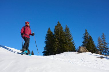     Almanya 'da Immenstadt ve Iller Vadisi' nin yukarısındaki Allgau Alplerinde kar ayakkabısı giyen hoş ve aktif bir son sınıf öğrencisi.                           