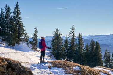     Almanya 'da Immenstadt ve Iller Vadisi' nin yukarısındaki Allgau Alplerinde kar ayakkabısı giyen hoş ve aktif bir son sınıf öğrencisi.                           