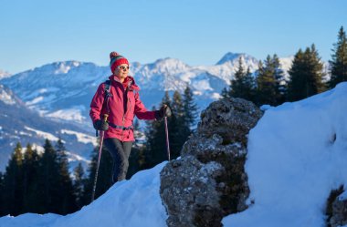     Almanya 'da Immenstadt ve Iller Vadisi' nin yukarısındaki Allgau Alplerinde kar ayakkabısı giyen hoş ve aktif bir son sınıf öğrencisi.                           