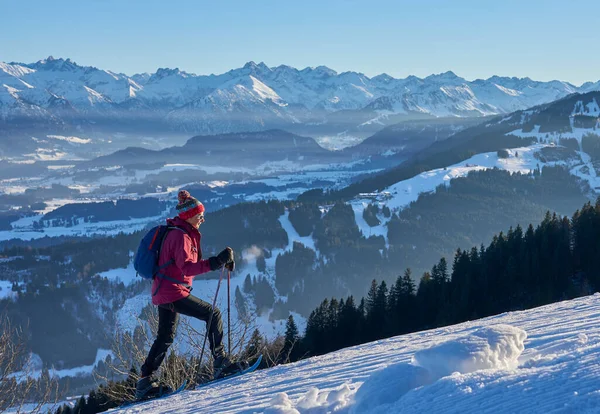 Mooie Actieve Senior Vrouw Sneeuwschoenwandelen Allgau Alpen Boven Immenstadt Het — Stockfoto