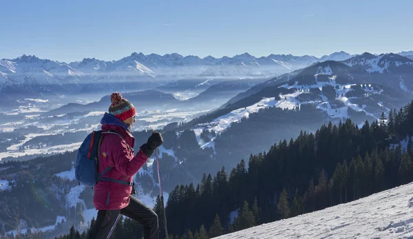 Nice Active Senior Woman Snowshoeing Allgau Alps Immenstadt Iller Valley — Fotografia de Stock