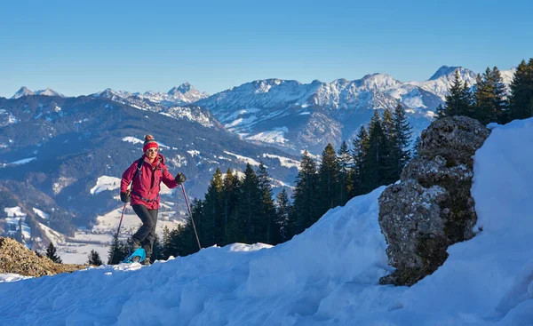 Ωραία Και Δραστήρια Ηλικιωμένη Γυναίκα Snowshoeing Στο Allgau Άλπεις Πάνω — Φωτογραφία Αρχείου