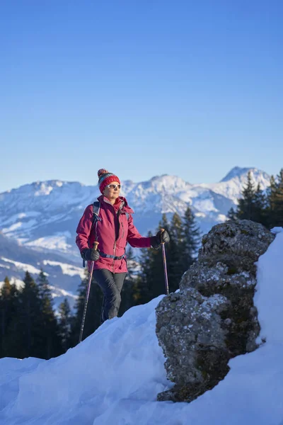 Nice Active Senior Woman Snowshoeing Allgau Alps Immenstadt Iller Valley — Fotografia de Stock