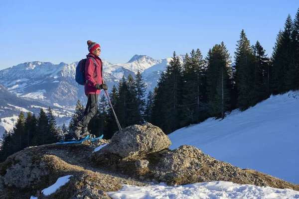 Ωραία Και Δραστήρια Ηλικιωμένη Γυναίκα Snowshoeing Στο Allgau Άλπεις Πάνω — Φωτογραφία Αρχείου
