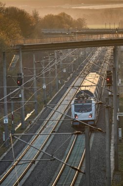 Stuttgart ve Mannheim, Baden-Wuerttemberg, Almanya arasındaki hızlı demiryolu geçiş yolundan geçen elektrikli yüksek hızlı tren.
