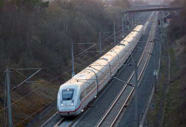 Stuttgart ve Mannheim, Baden-Wuerttemberg, Almanya arasındaki hızlı demiryolu geçiş yolundan geçen elektrikli yüksek hızlı tren.