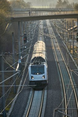 Stuttgart ve Mannheim, Baden-Wuerttemberg, Almanya arasındaki hızlı demiryolu geçiş yolundan geçen elektrikli yüksek hızlı tren.