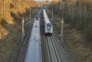 Stuttgart ve Mannheim, Baden-Wuerttemberg, Almanya arasındaki hızlı demiryolu geçiş yolundan geçen elektrikli yüksek hızlı tren.