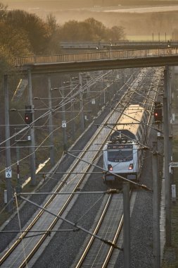 Stuttgart ve Mannheim, Baden-Wuerttemberg, Almanya arasındaki hızlı demiryolu geçiş yolundan geçen elektrikli yüksek hızlı tren.