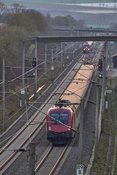 Szybki Pociąg Elektryczny Przejeżdżający Przez Trasę Szybkiego Tranzytu Kolejowego Między — Zdjęcie stockowe