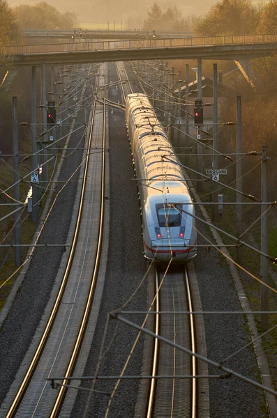 Szybki Pociąg Elektryczny Przejeżdżający Przez Trasę Szybkiego Tranzytu Kolejowego Między — Zdjęcie stockowe