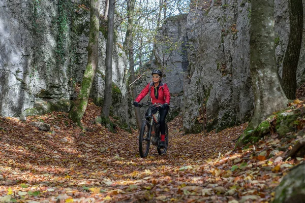 Agradable Mujer Mayor Montando Bicicleta Montaña Eléctrica Colorido Bosque Otoño — Foto de Stock