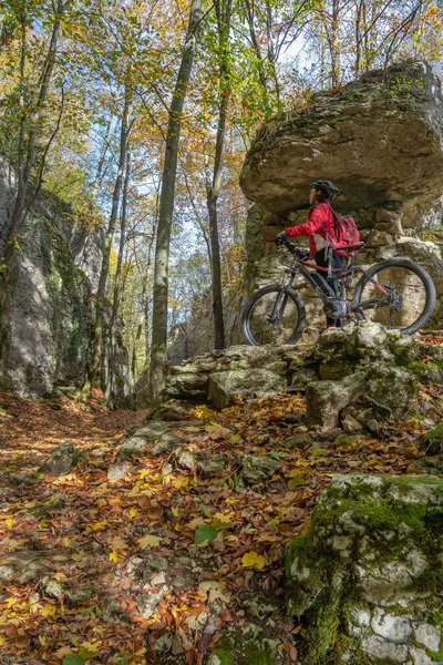 Nice Senior Woman Riding Her Electric Mountain Bike Colful Autumn — Fotografia de Stock