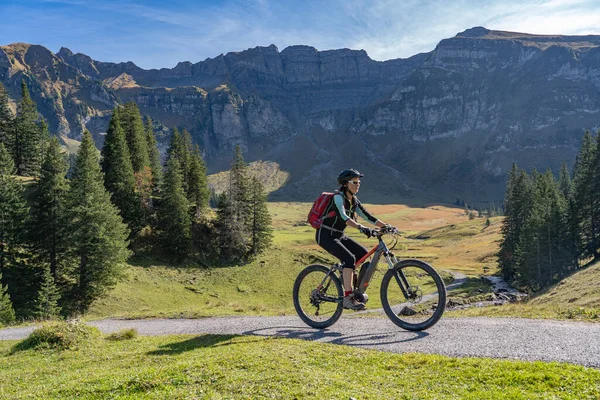 Aktiv Senior Kvinna Rider Sin Elektriska Mountainbike Höst Atmosfär Bregenz — Stockfoto