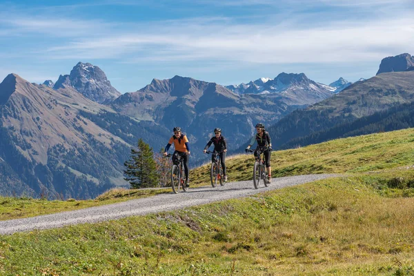 Tři Šťastní Senioři Jezdící Horských Kolech Podzimní Atmosféře Pohoří Bregenz Stock Fotografie