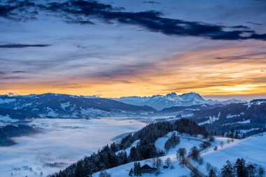 Avusturya 'daki Bregenzer Wald' dan İsviçre 'deki Saentis Dağı' na kadar Allgau Alpleri 'nin manzarasıyla gün batımında muhteşem bir kış manzarası.