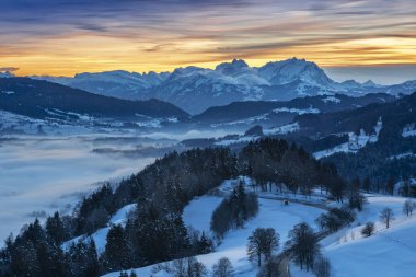 Avusturya 'daki Bregenzer Wald' dan İsviçre 'deki Saentis Dağı' na kadar Allgau Alpleri 'nin manzarasıyla gün batımında muhteşem bir kış manzarası.