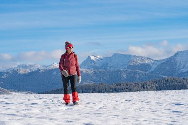 Avusturya, Vorarlberg, Bregenzerwald manzaralı Oberstaufen yakınlarındaki Allgaeu Alplerinde yürüyüş yapan hoş, aktif bir son sınıf öğrencisi.