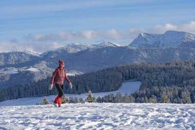 Avusturya, Vorarlberg, Bregenzerwald manzaralı Oberstaufen yakınlarındaki Allgaeu Alplerinde yürüyüş yapan hoş, aktif bir son sınıf öğrencisi.